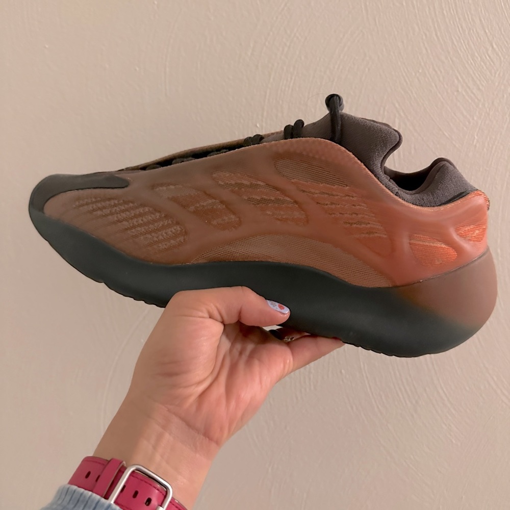 YEEZY 700 V3 - Size 10.5